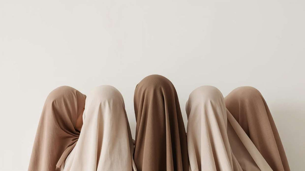 Cinq hijabs drapés dans des tons beige, taupe et marron