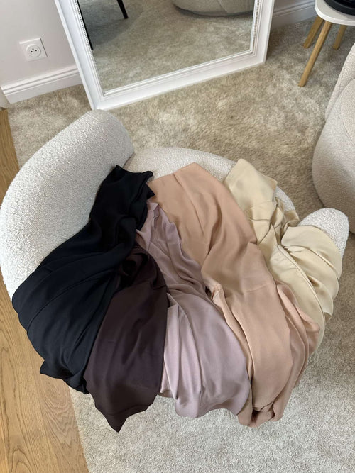 Box Mousseline Luxe : hijabs drapés sur un fauteuil